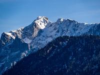 Teleblick zu verschneitem Gipfel und Grat im Wilde Kaiser